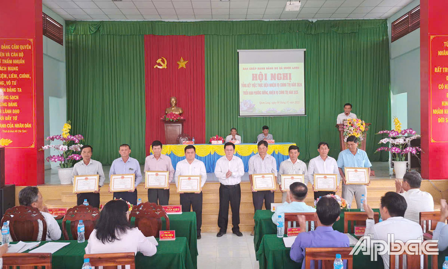 Đảng ủy xã tặng Giấy khen cho tập thể, cá nhân hoàn thành xuất sắc nhiệm vụ năm 2024.                                                                              Nguồn: Đảng ủy xã cung cấp