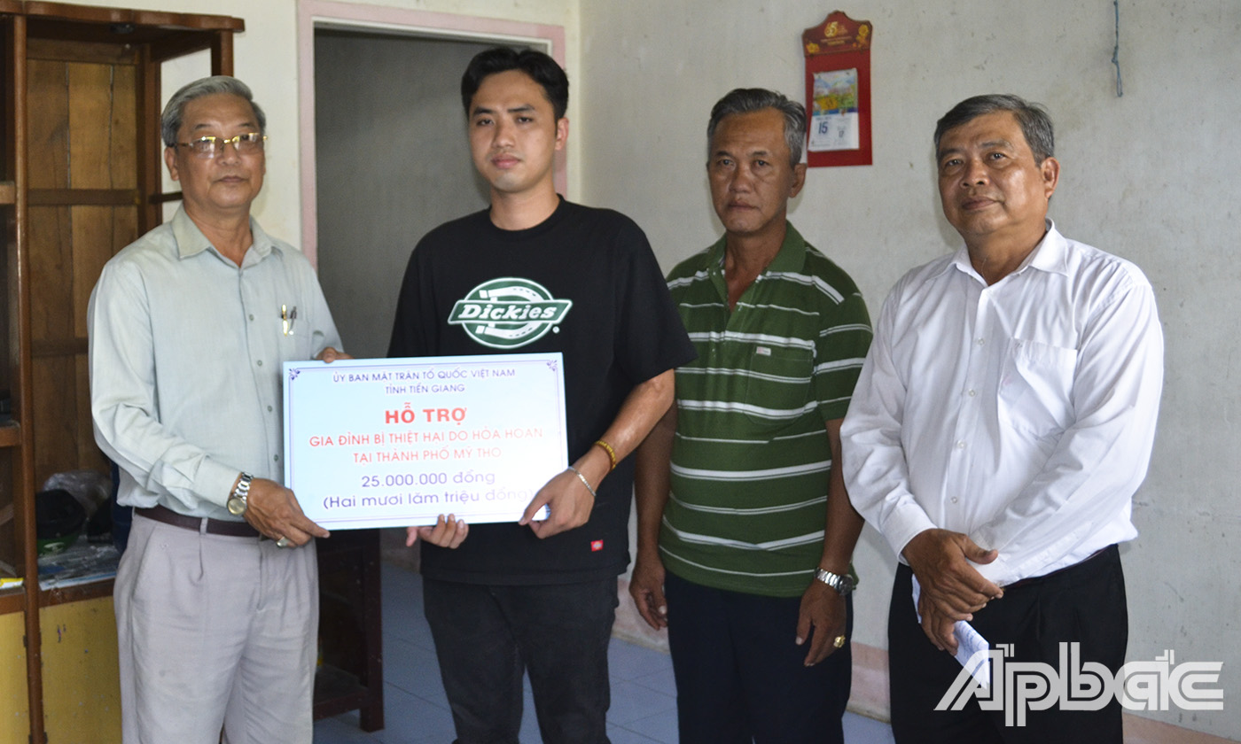 Đồng chí Huỳnh Văn Hải, Phó Chủ tịch Ủy ban MTTQ Việt Nam tỉnh Tiền Giang trao hỗ trợ 25 triệu đồng cho gia đình em Nguyễn Nguyễn Khánh Duy.