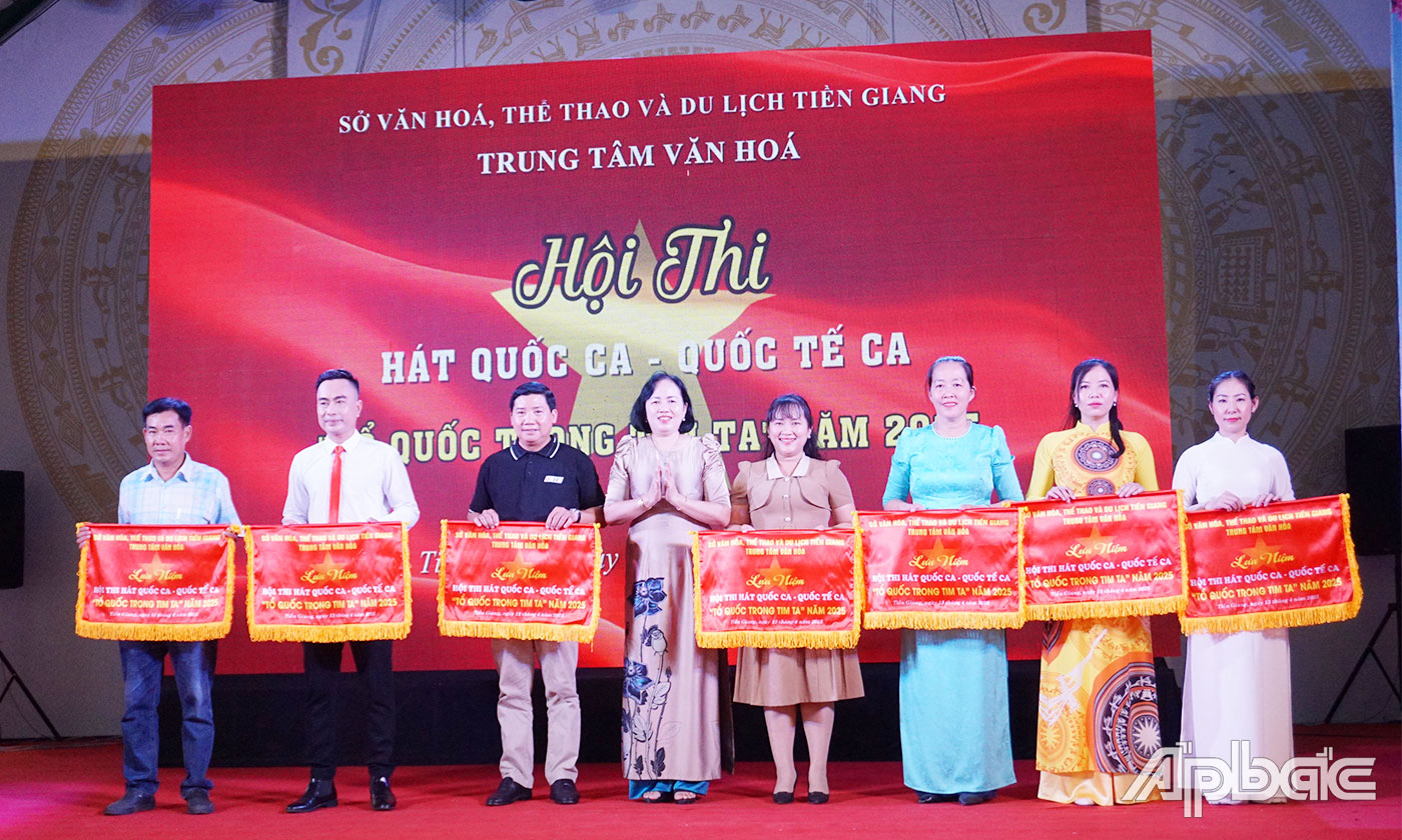 Ban Tổ chức trao Cờ lưu niệm cho các đơn vị tham gia. 