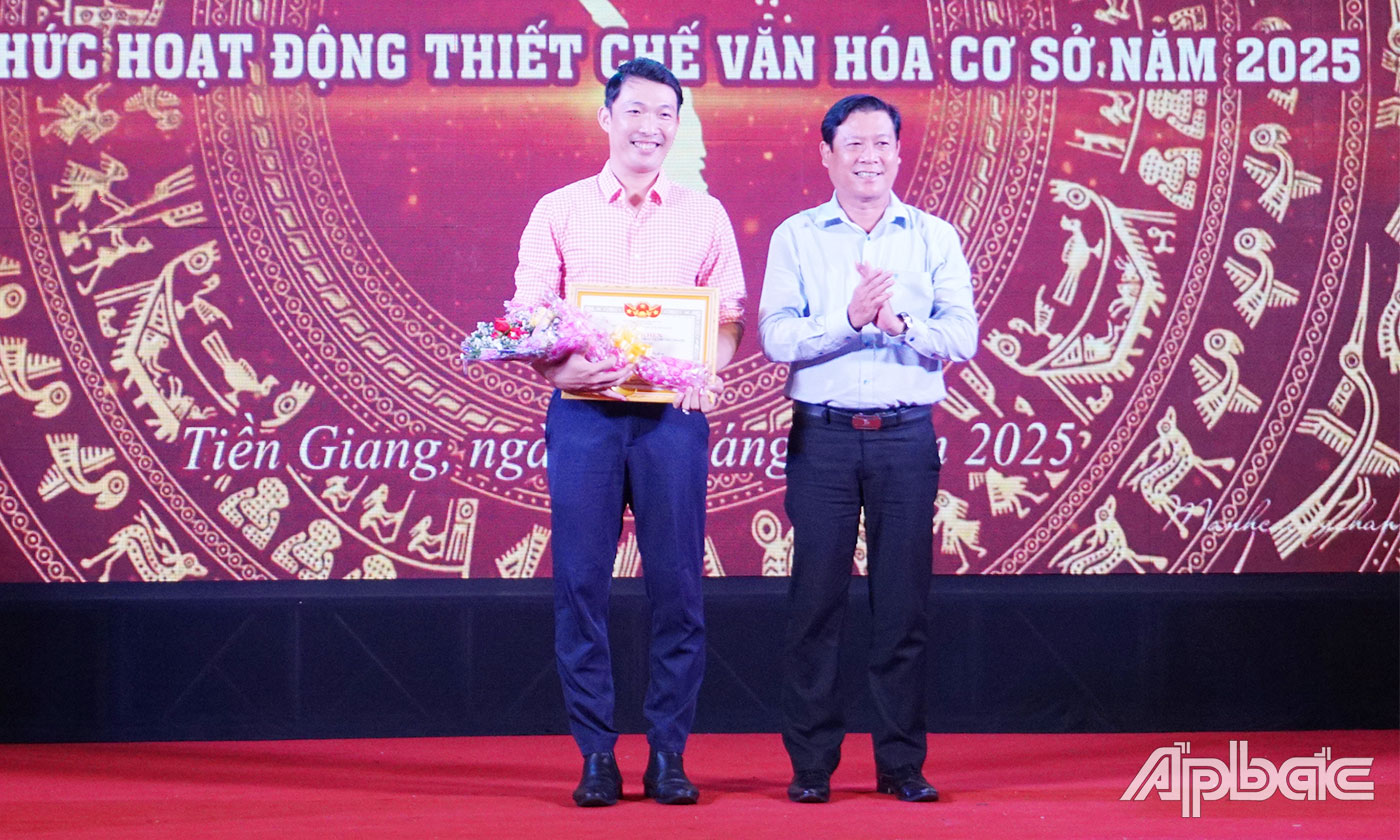 Ban Tổ chức trao giải Nhất cho đơn vị Trung tâm Văn hoá – Thể thao và Truyền thanh Thị xã Cai Lậy