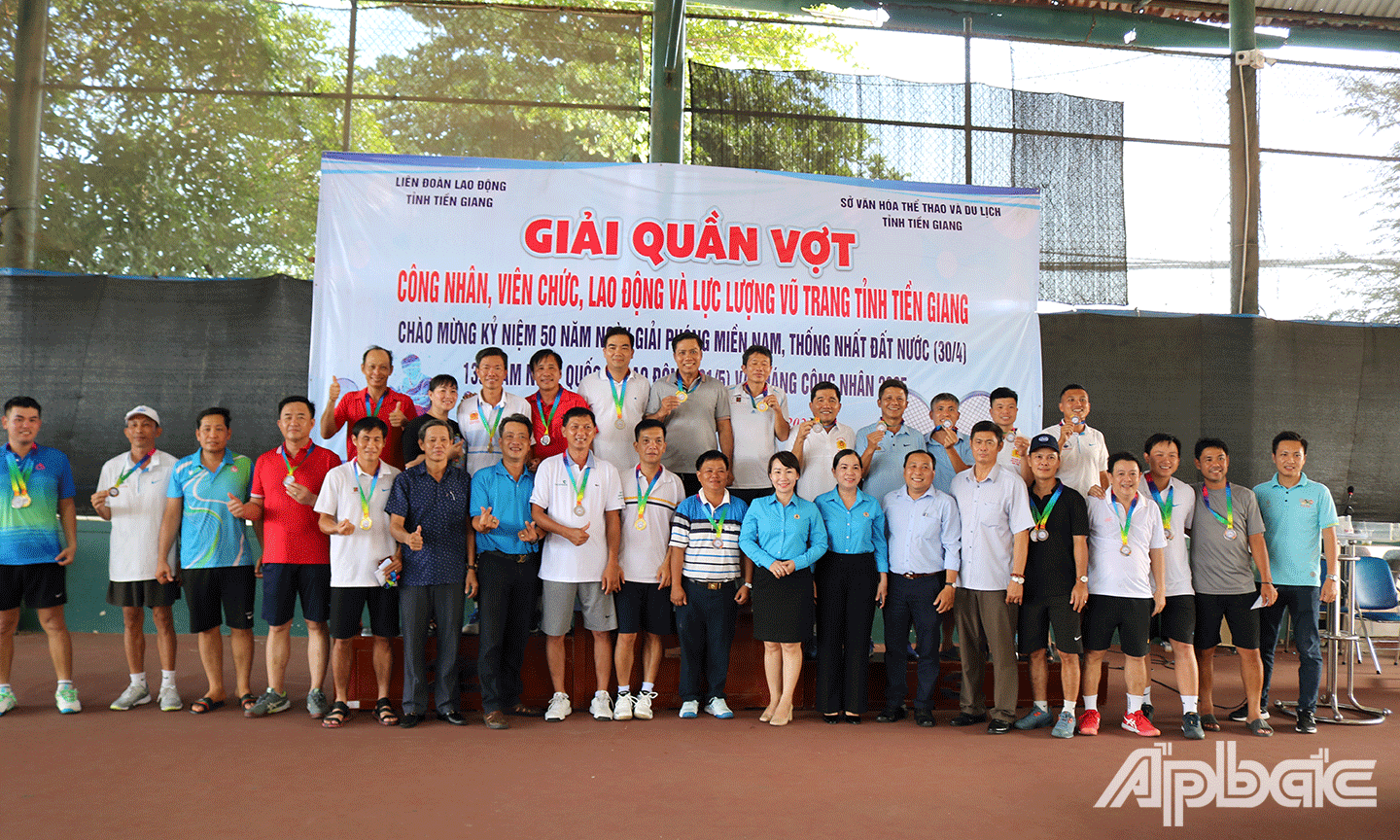 Ban tổ chức trao giải cho các đội