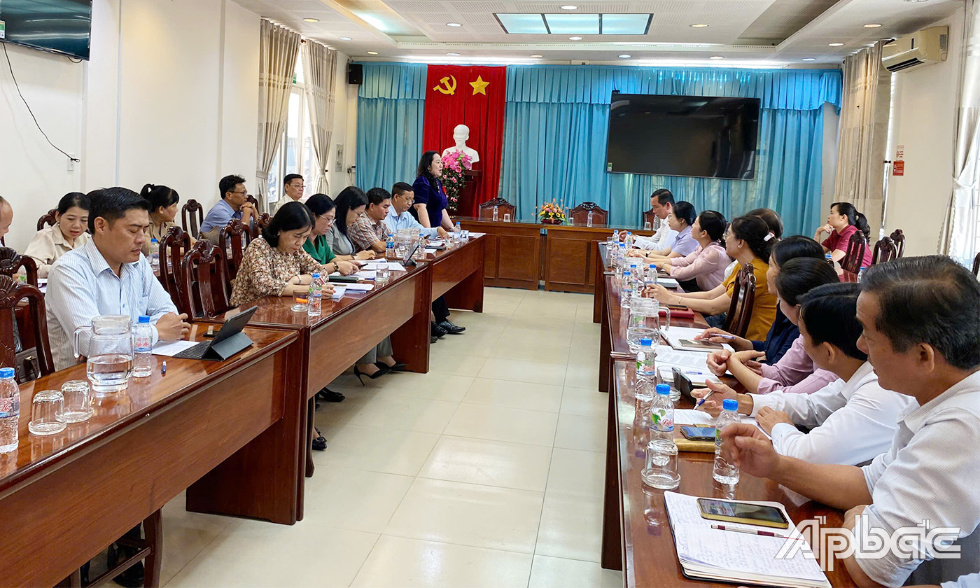 Quang cảnh buổi làm việc