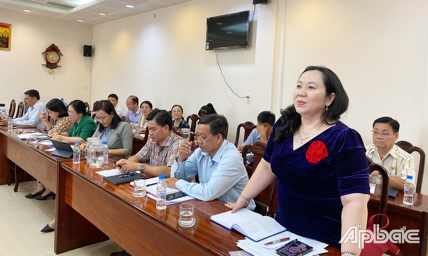 Đồng chí Nguyễn Thị Tuyết Vân phát biểu tại buổi làm việc