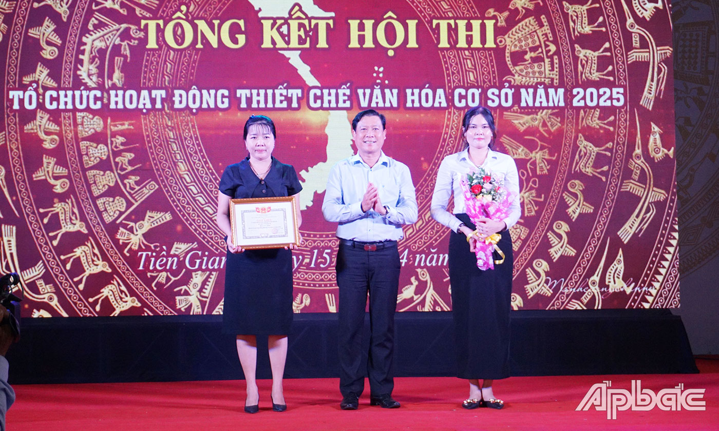 Ban Tổ chức trao giải Nhất cho đơn vị Uỷ ban nhân dân thị trấn Mỹ Phước (huyện Tân Phước). 