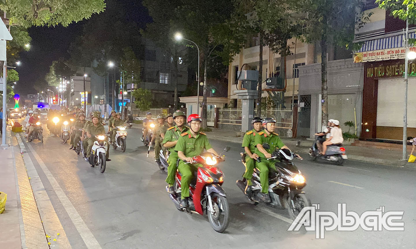 Các lực lượng tuần tra các tuyến đường đảm bao an ninh trật tự trên địa bàn.