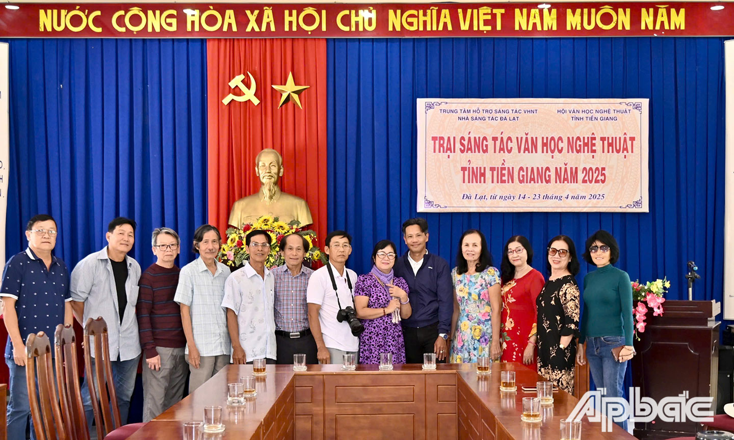 Các văn nghệ sĩ Tiền Giang tham gia trại