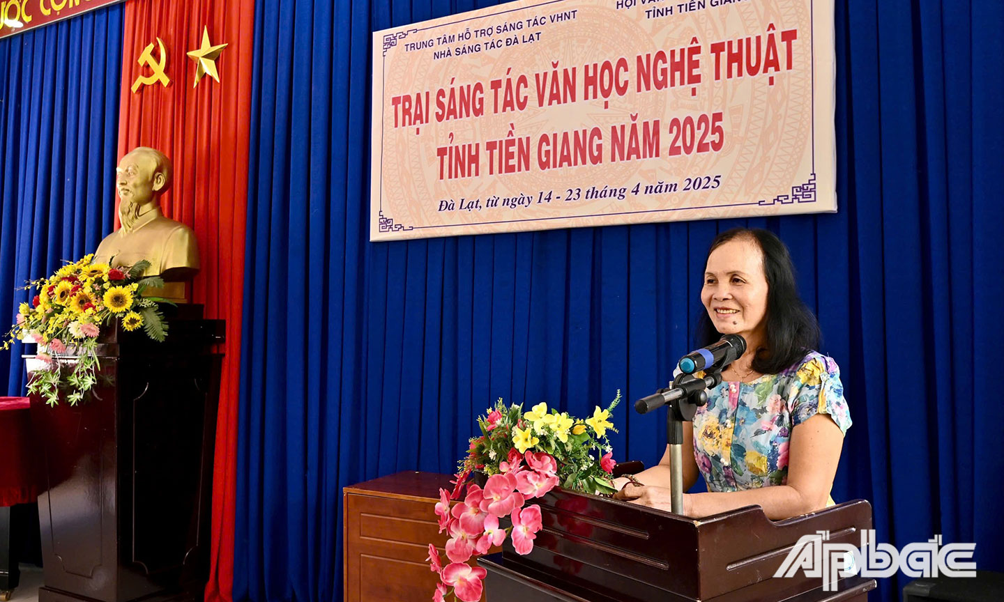 Nhà văn Thu Trang phát biểu đóng góp cho nội dung chương trình trại
