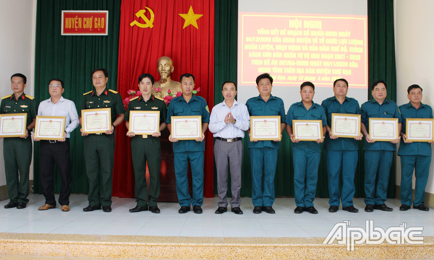 Khen thưởng cho các tập thể, cá nhân.
