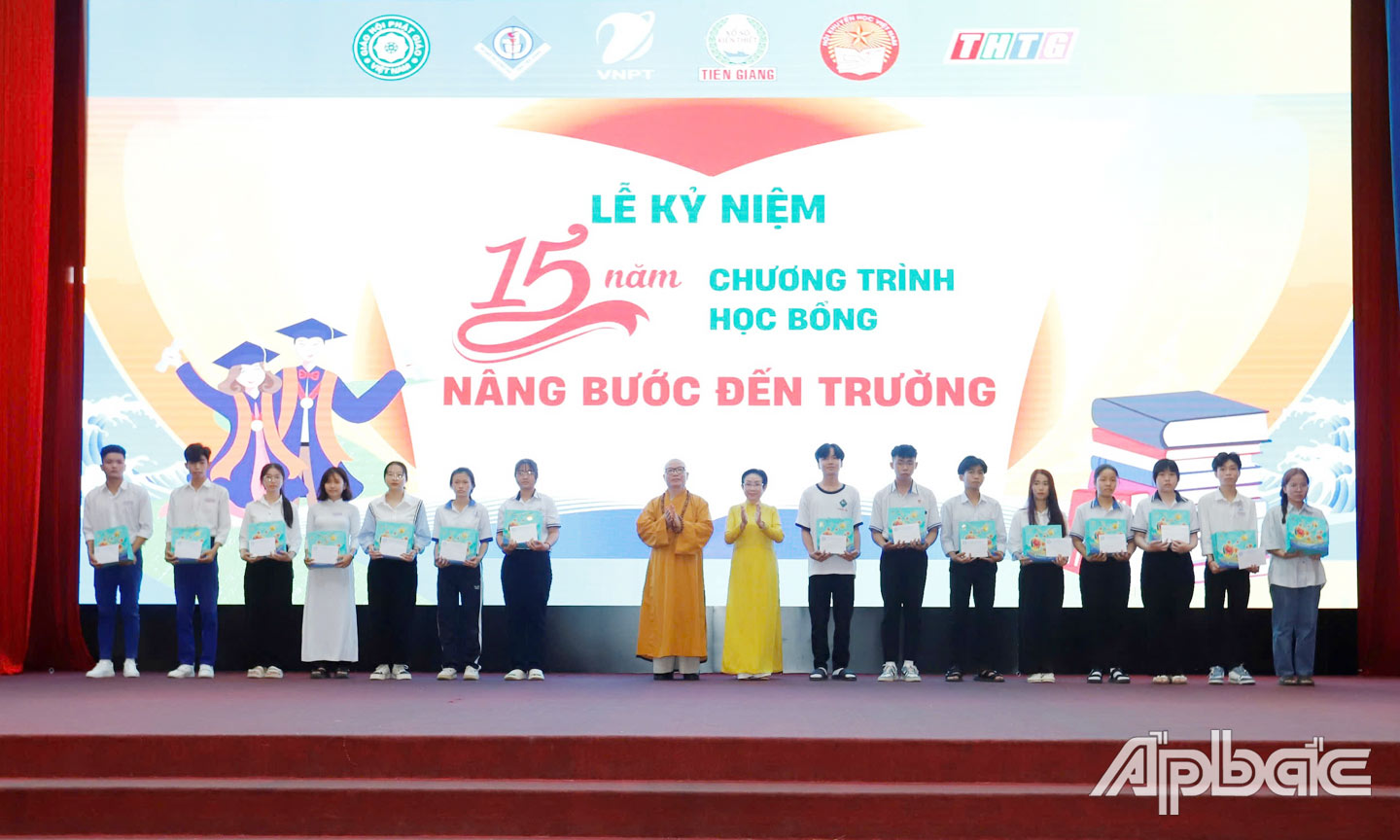 Phó Giáo sư, Tiến sĩ Trương Thị Hiền và Thượng tọa Thích Quảng Lộc trao học bổng cho các em học sinh có hoàn cảnh khó khăn.
