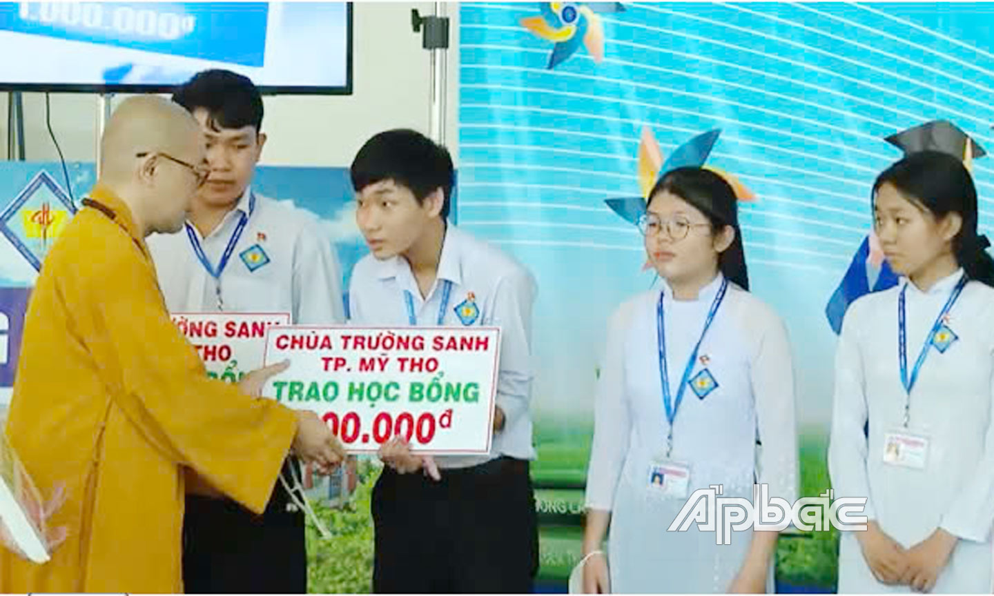 Chùa Trường Sanh trao học bổng cho các em học sinh có hoàn cảnh khó khăn.