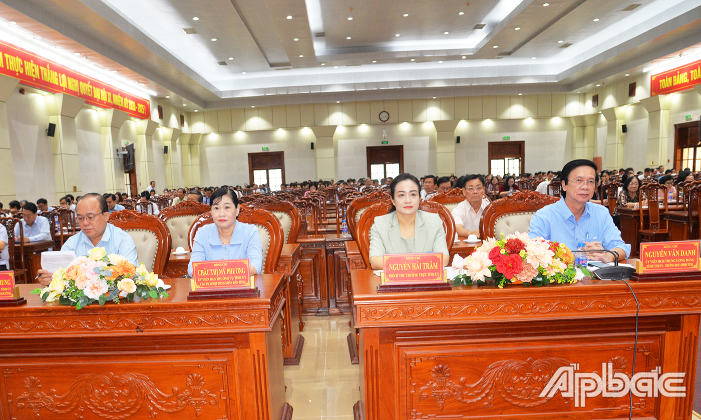 Đồng chí Nguyễn Văn Danh, Ủy viên Ban Chấp hành Trung ương Đảng, Bí thư Tỉnh ủy, Trưởng Đoàn Đại biểu Quốc hội tỉnh Tiền Giang; Nguyễn Hải Trâm, Phó Bí thư Thường trực Tỉnh ủy dự hội nghị tại điểm cầu tỉnh Tiền Giang