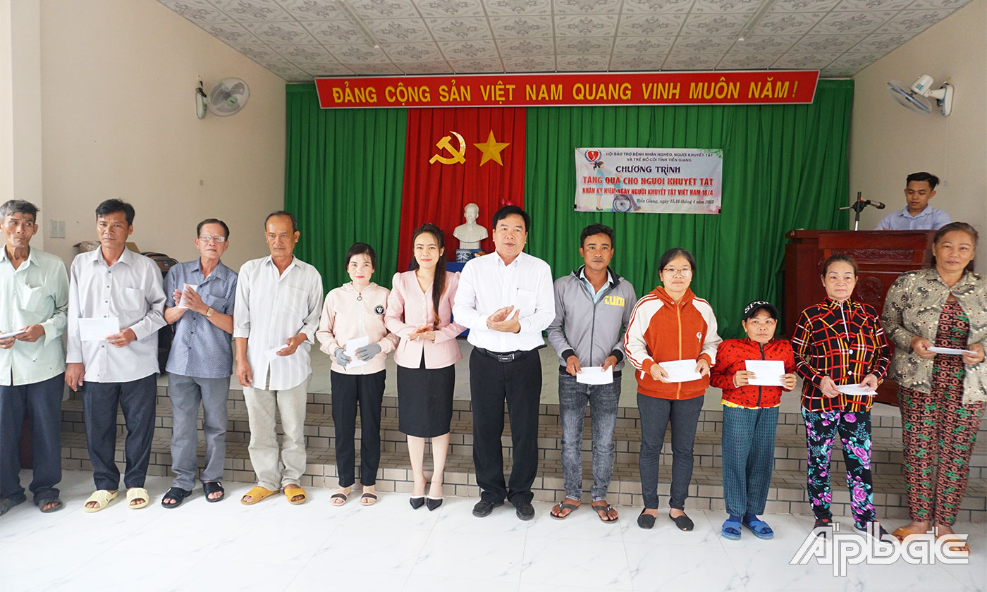 Hội Bảo trợ tỉnh Tiền Giang trao quà cho người khuyết tật khó khăn tại các huyện trên địa bàn tỉnh Tiền Giang. 