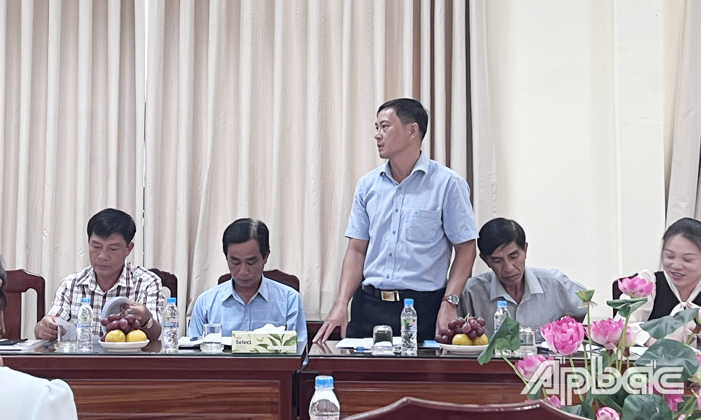 Đại diện lãnh đạo UBND các xã, phường phát biểu ý kiến.