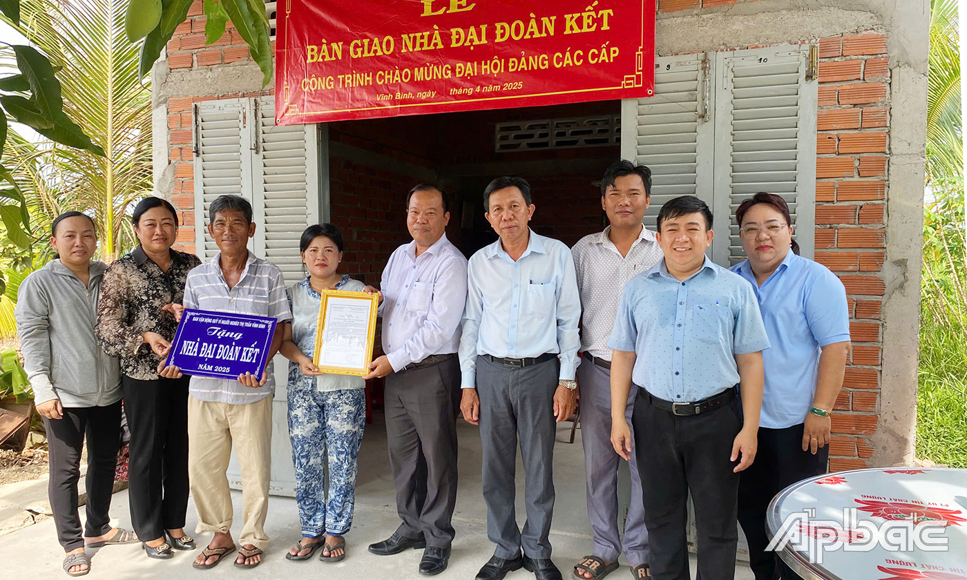 Quang cảnh lễ bàn giao nhà