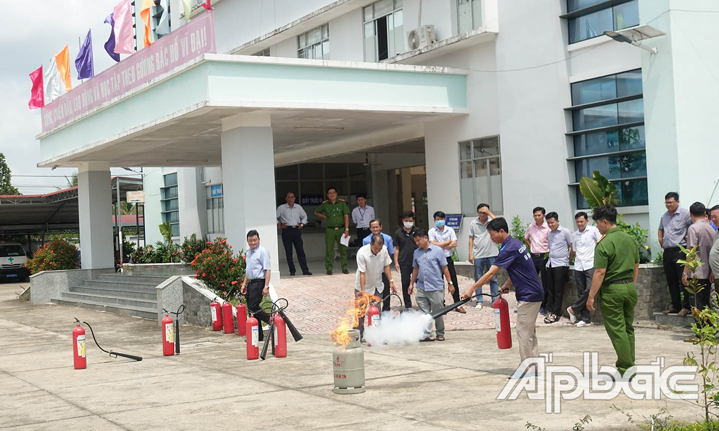 Hướng dẫn sử dụng các phương tiện chữa cháy tại chỗ dập tắt đám cháy