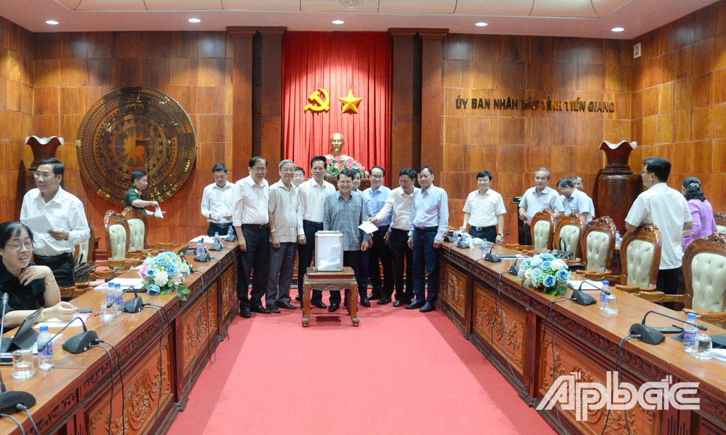 Các đại biểu bỏ phiếu thống nhất trình Trung ương công nhận tỉnh Tiền Giang hoàn thành nhiệm vụ xây dựng NTM năm 2024.