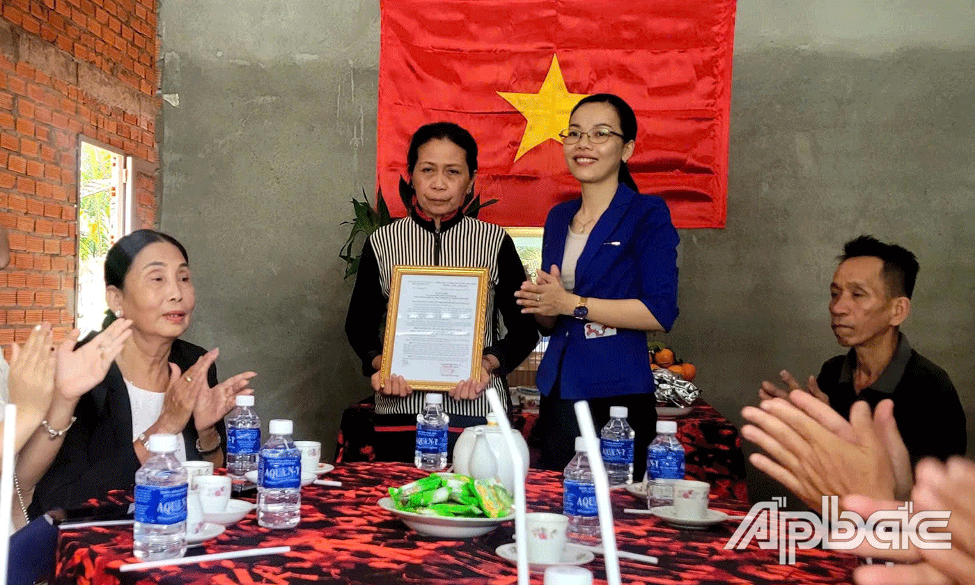 Trao Quyết định trao nhà.