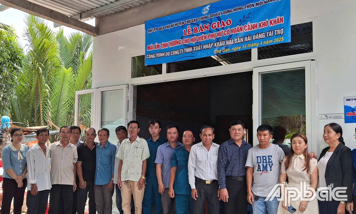 Trao nhà cho bà Nguyễn Thị Huỳnh Liên.