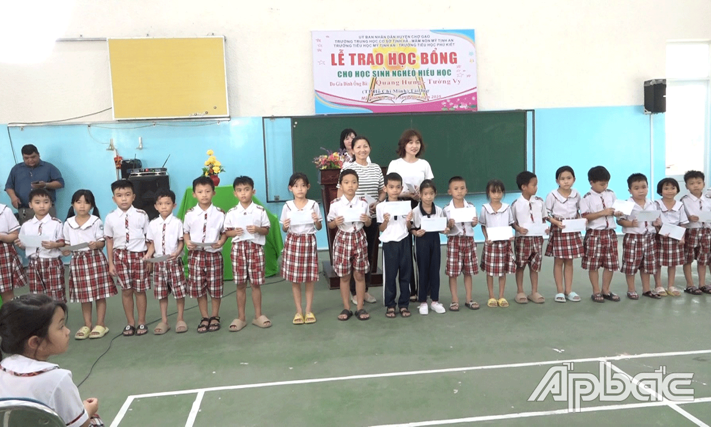 Trao quà cho các em học sinh.