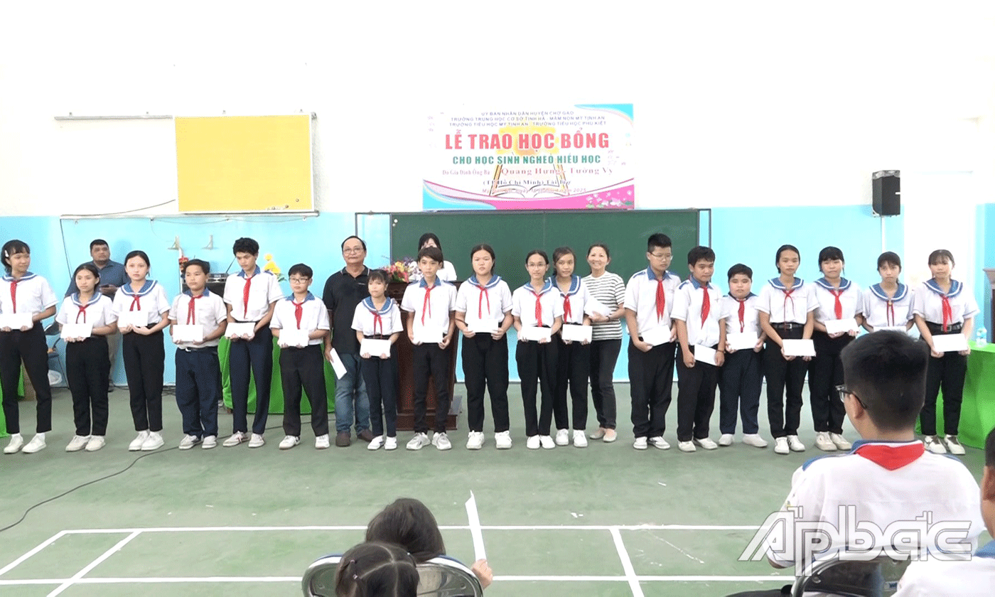Trao quà cho các em học sinh.