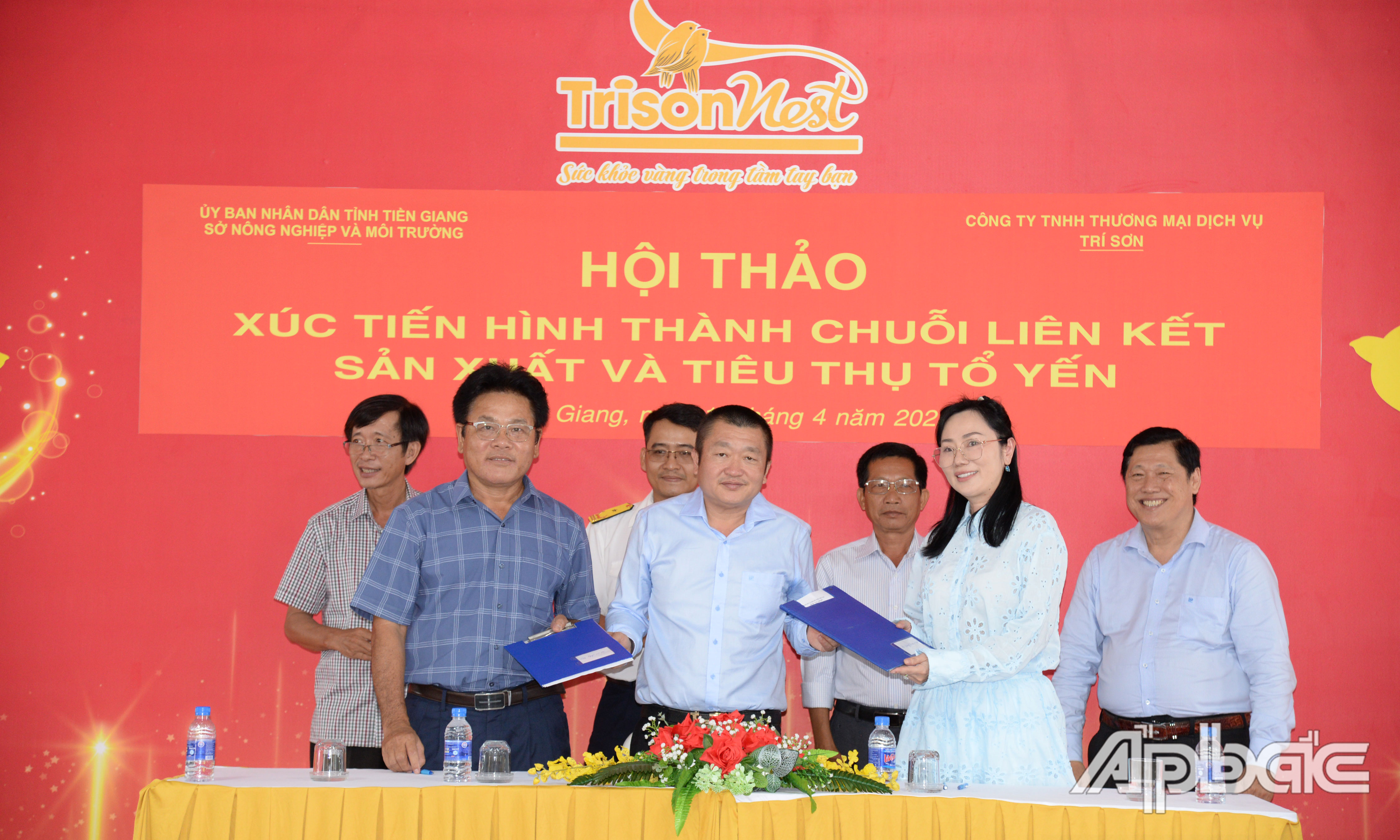 Công ty TNHH TMDV Trí Sơn ký kết và cơ sở nuôi yến ký kết tham chuỗi liên kết sản xuất và tiêu thụ tổ yến.