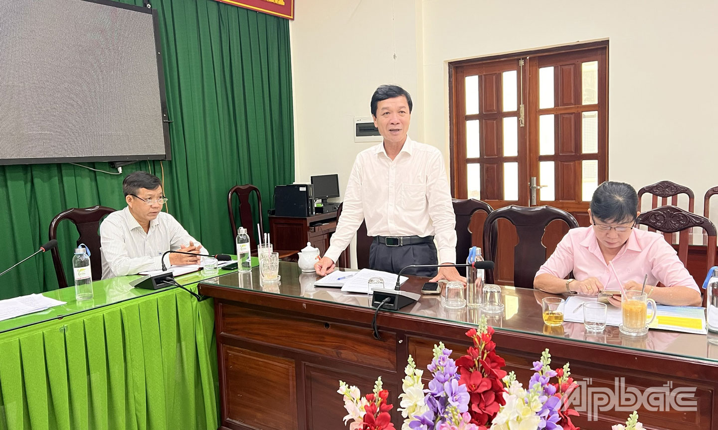 Đồng chí Lê Văn Ý, Phó Chủ tịch UBND huyện Cái Bè phát biểu tại buổi làm việc.