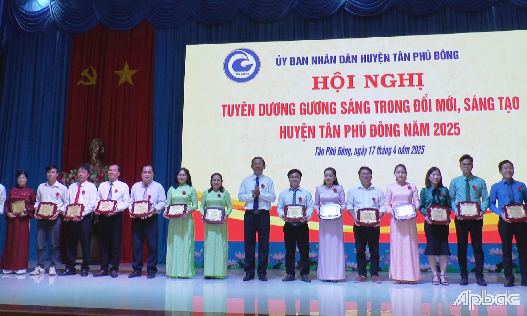 Đồng chí Bùi Thái Sơn tặng biểu trưng tuyên dương gương sáng trong đổi mới sáng tạo cho các cá nhân.