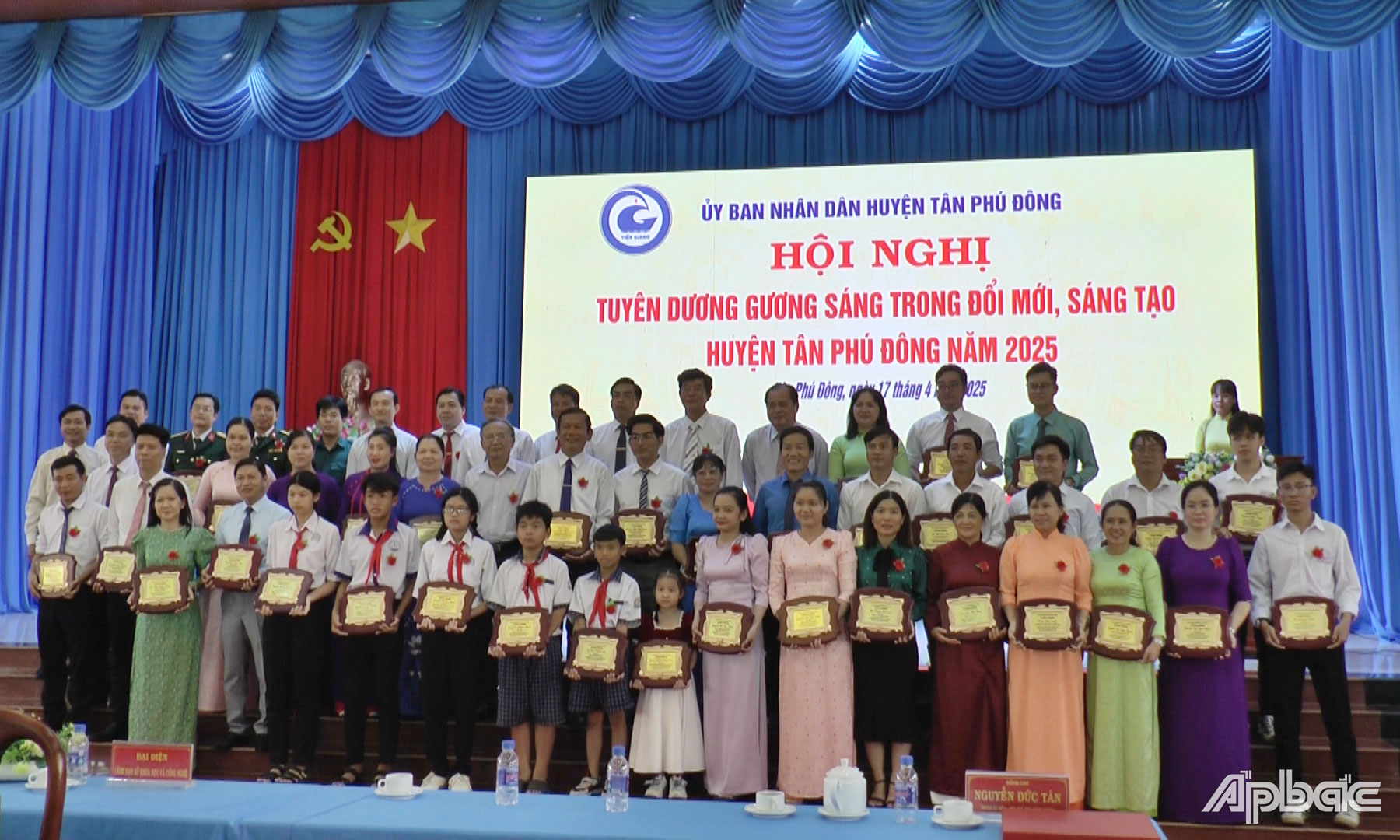 Tập thể được tuyên dương chụp ảnh lưu niệm với đại biểu.