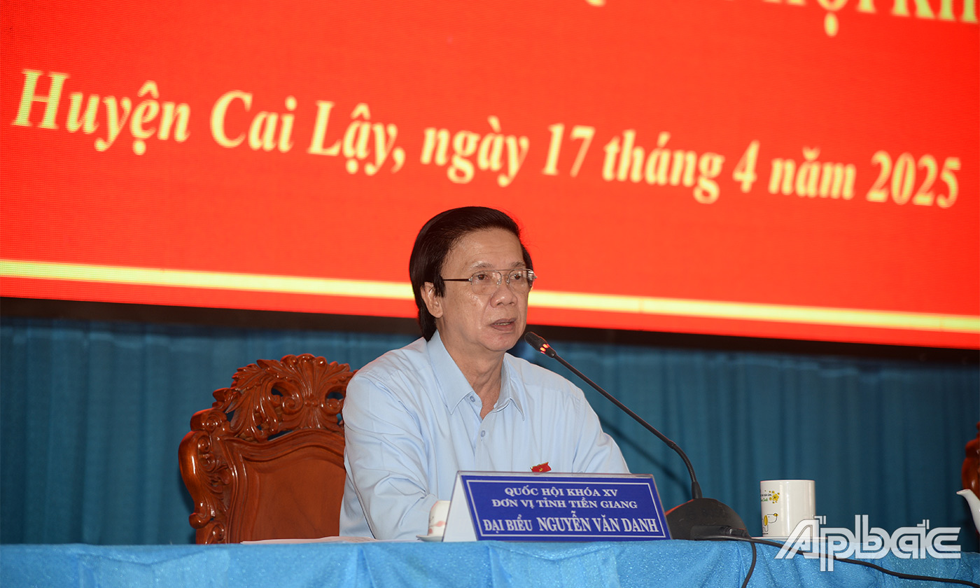 Đồng chí Nguyễn Văn Danh thông tin đến cử tri về tình hình sáp nhập đơ vị hành chính tại buổi tiếp xúc cử tri.