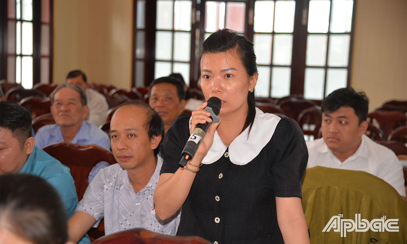 Cử tri huyện Cai Lậy phát biểu tại buổi tiếp xúc