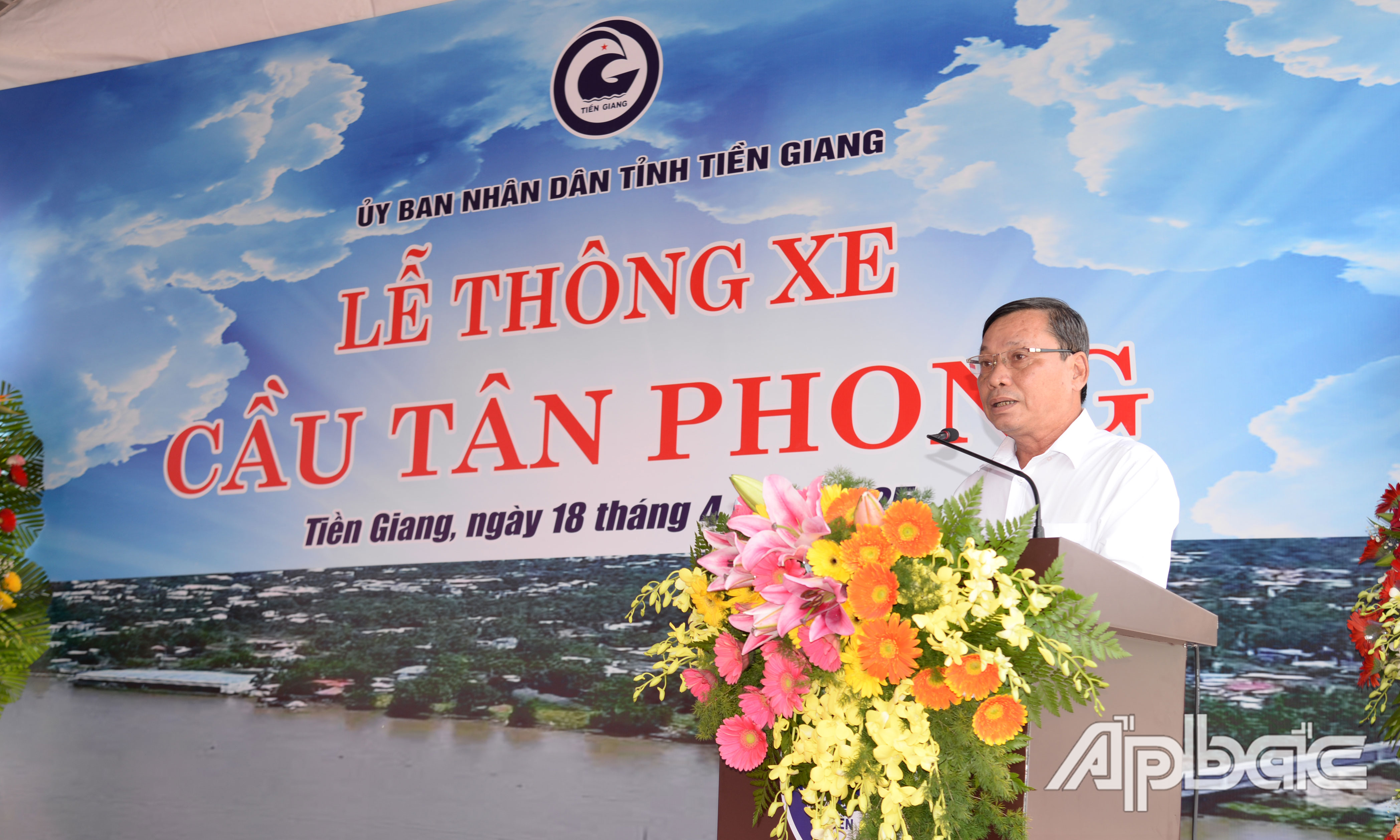 Giám đốc Ban Quản lý dự án đầu tư xây dựng công trình giao thông tỉnh Tiền Giang Trần Minh Trung báo cáo quá trình đầu tư xây dựng công trình.