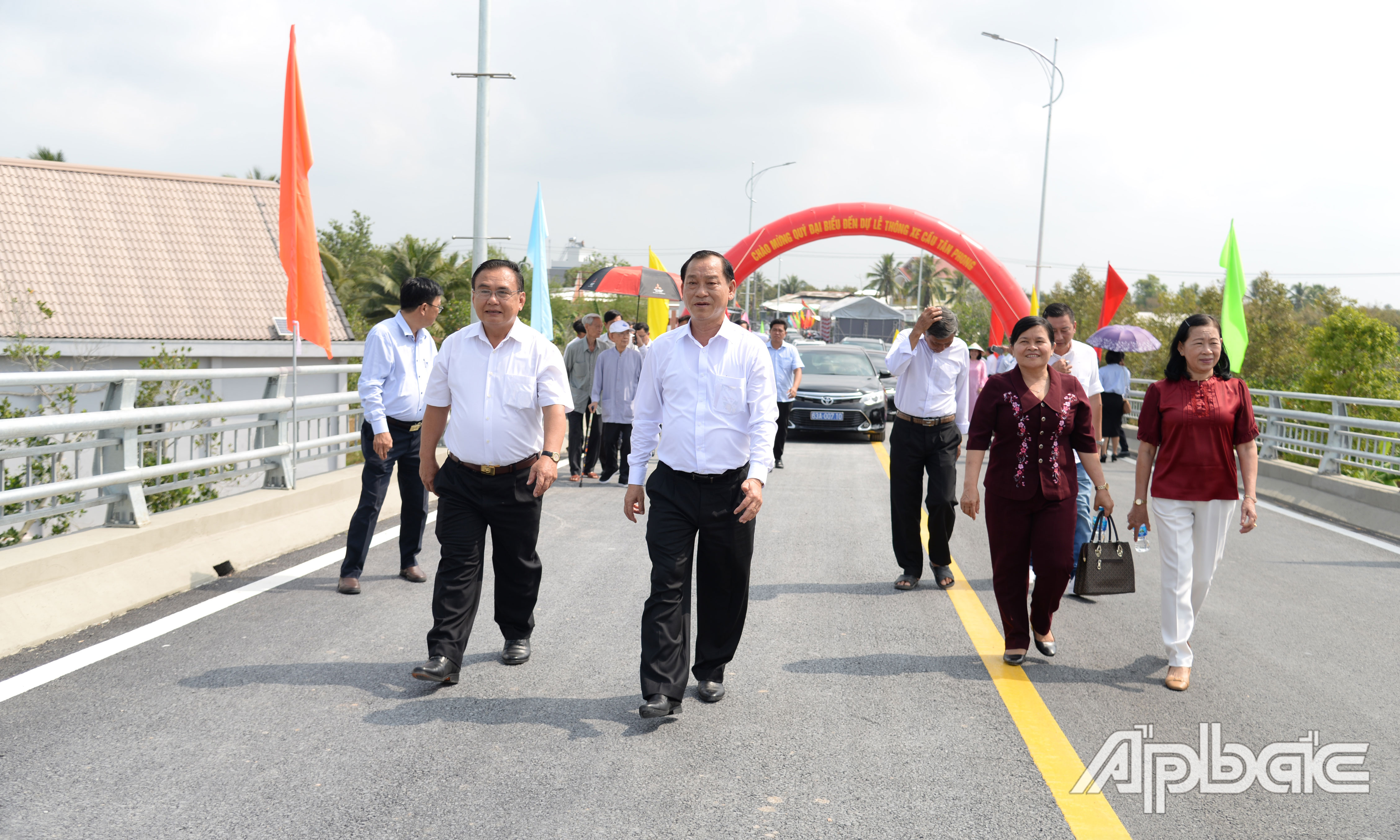 Các đại biểu tham quan công trình.