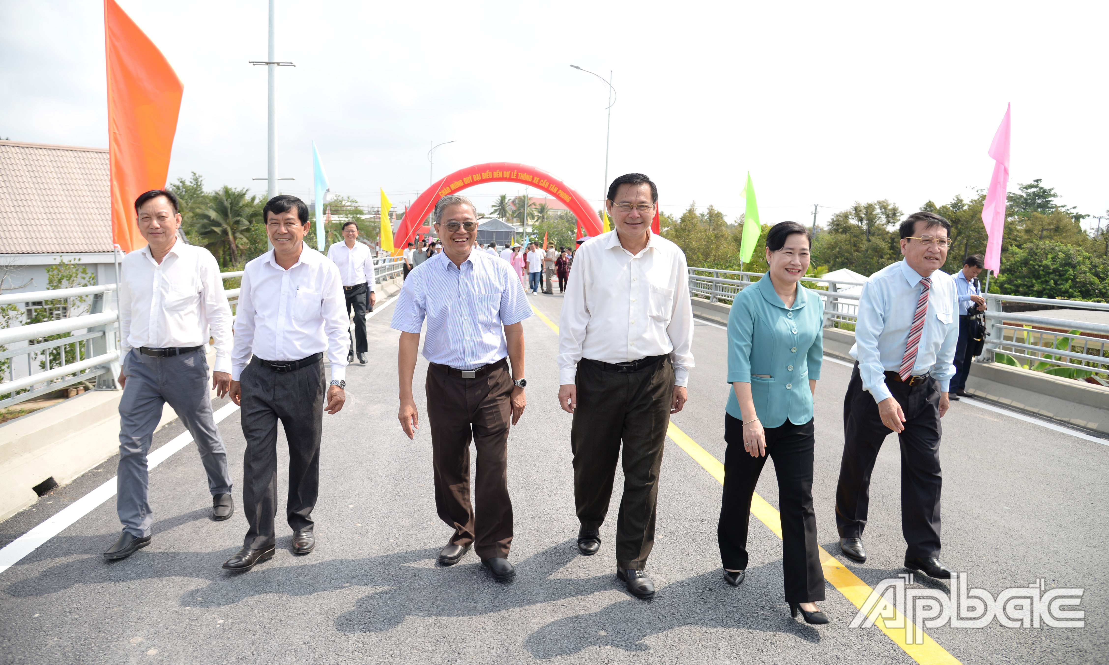 Các đại biểu tham quan công trình.