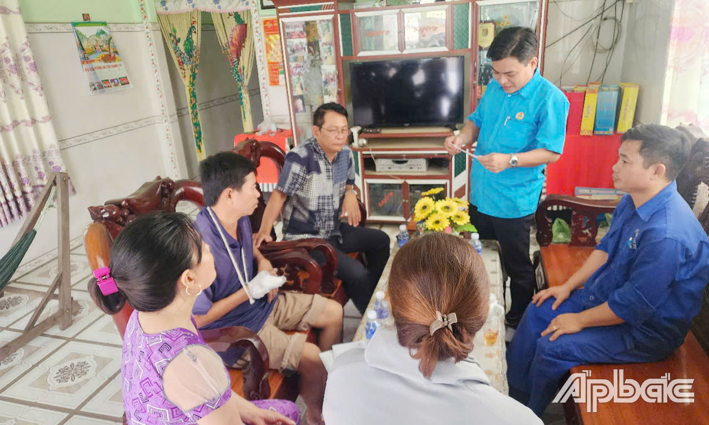 Đồng chí Trương Thanh Hòa, Chủ tịch LĐLĐ huyện Châu Thành thăm hỏi, trao hỗ trợ  cho công nhân bị tai nạn lao động.