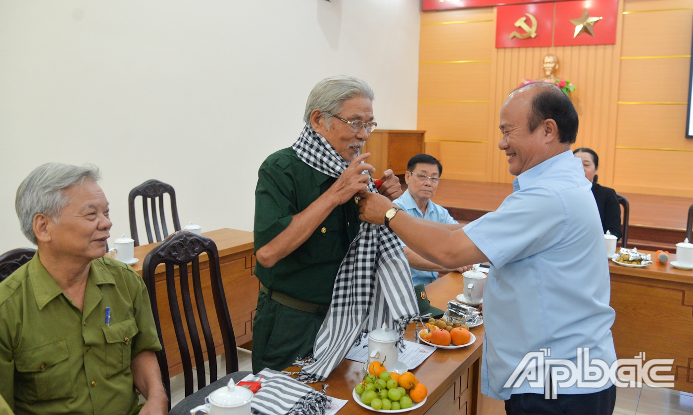 Đồng chí Đỗ Hữu Trí, Phó Bí thư Thường trực Quận ủy Quận 8 tặng quà lưu niệm cho đại biểu tỉnh Tiền Giang.