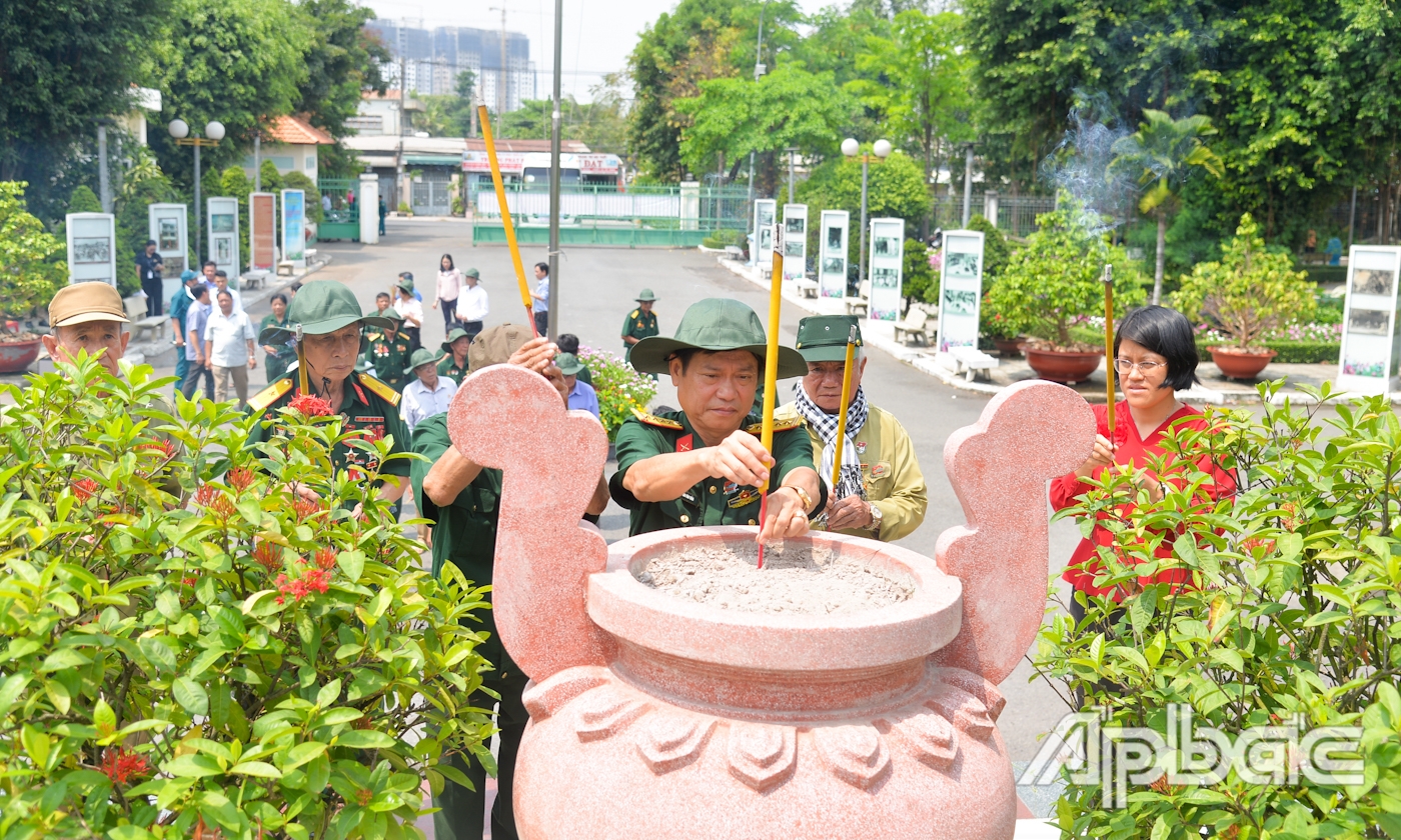 Đại biểu tỉnh Tiền Giang dâng hương Đài tưởng niệm Liệt sĩ phường 7, Quận 8.