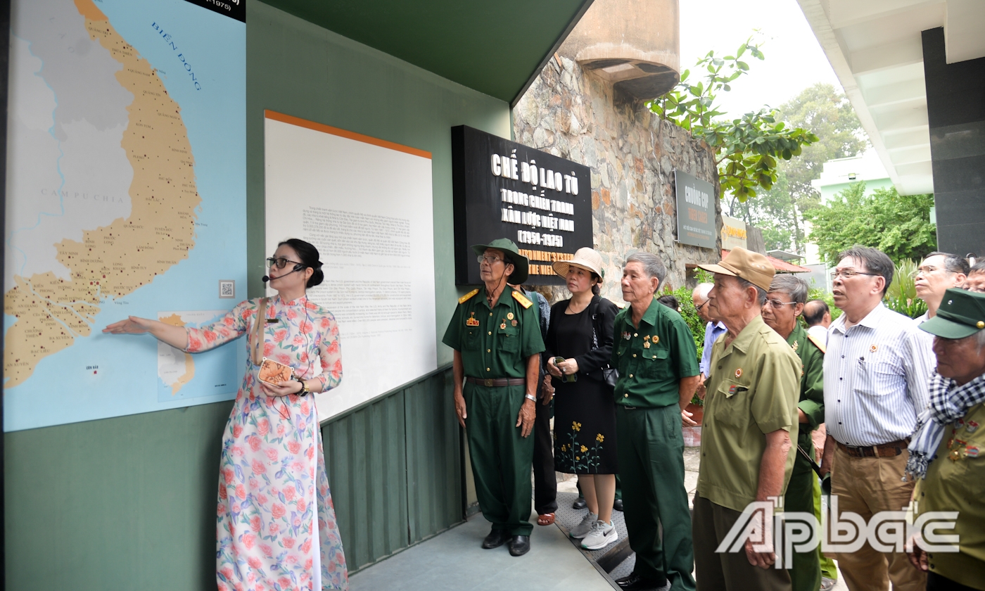 Đại biểu tỉnh Tiền Giang tham quan Bảo tàng Chứng tích Chiến tranh.
