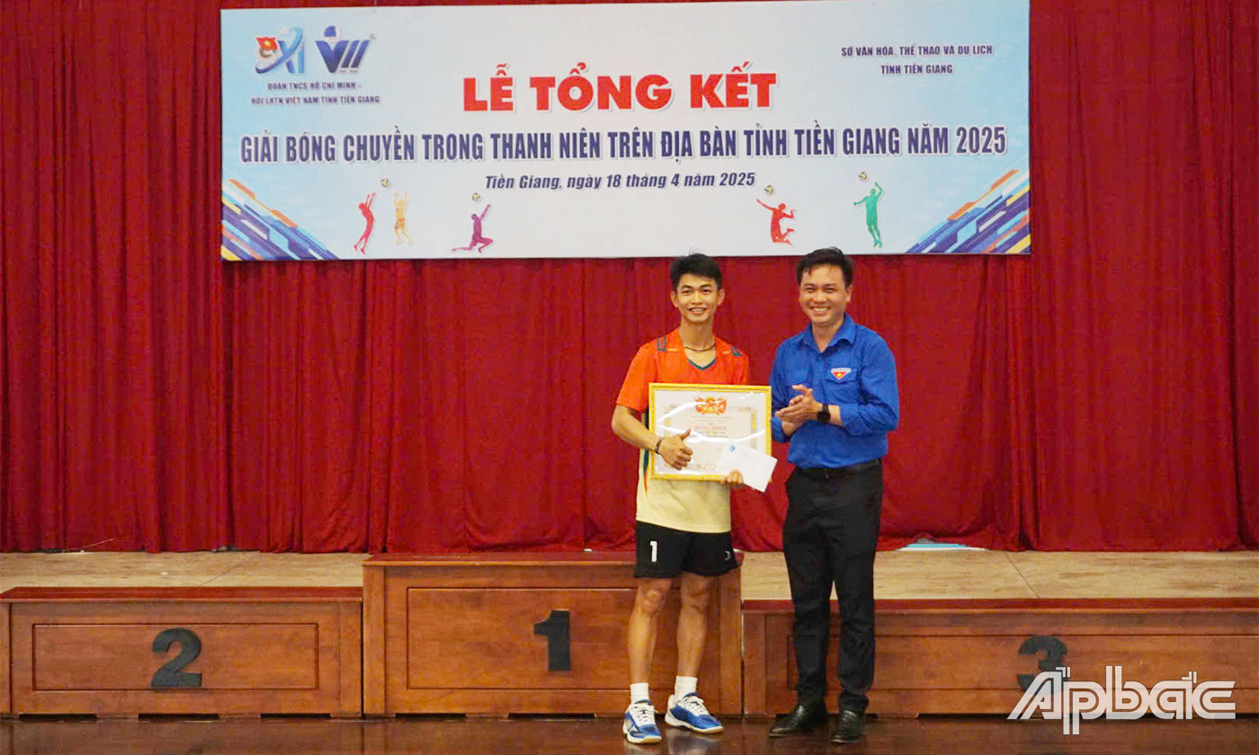 Phó Bí thư Tỉnh đoàn, Chủ tịch Hội Liên hiệp Thanh niên tỉnh Tiền Giang Nguyễn Thành Luân trao giải Vận động viên xuất sắc thuộc về đồng chí Nguyễn Văn Tuấn Đạt - đơn vị huyện Chợ Gạo. 