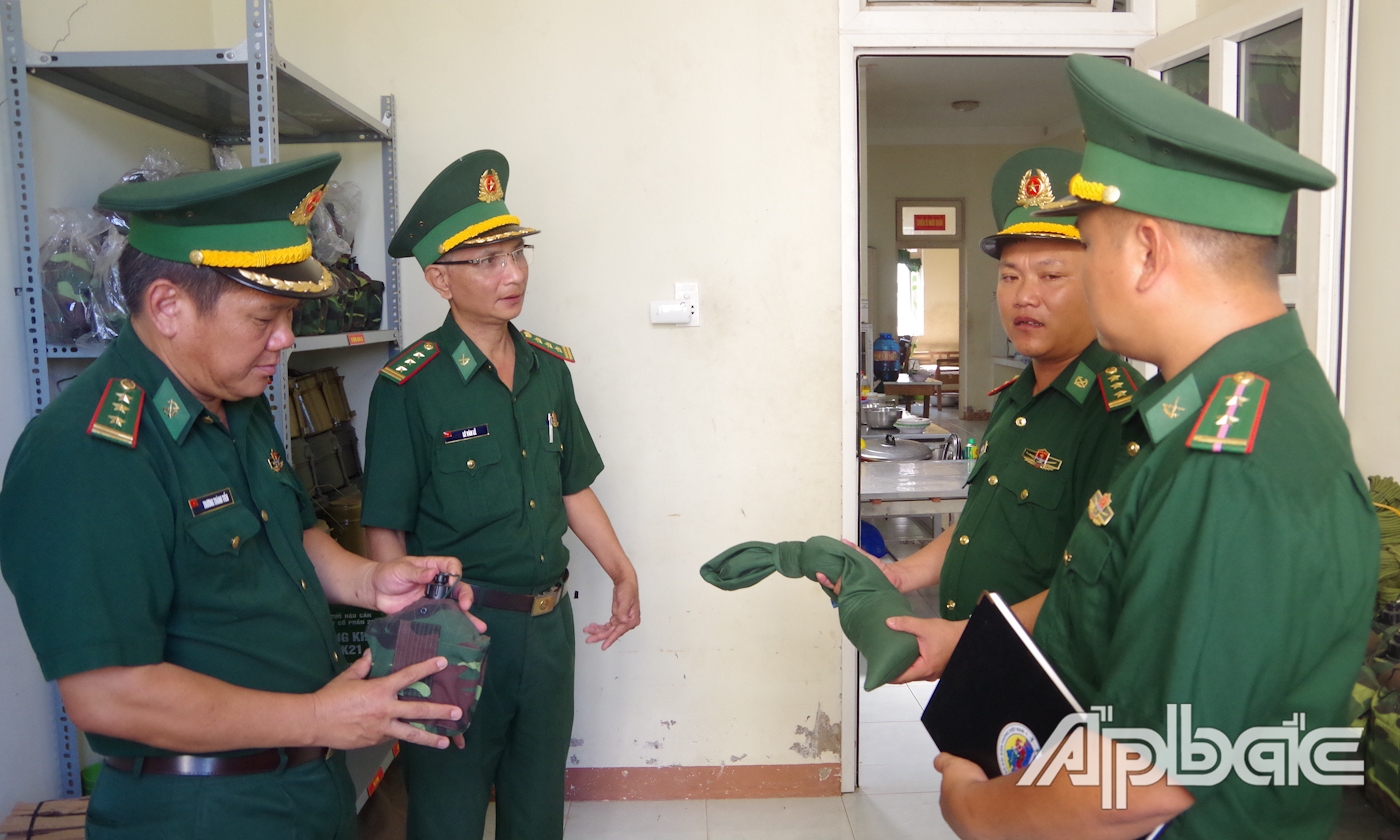 Thượng tá Trương Thành Tiến, Chỉ huy trưởng BĐBP Tiền Giang (đứng bên trái) kiểm tra công tác đảm bảo vật chất phục vụ nhiệm vụ sẵn sàng chiến đấu. 