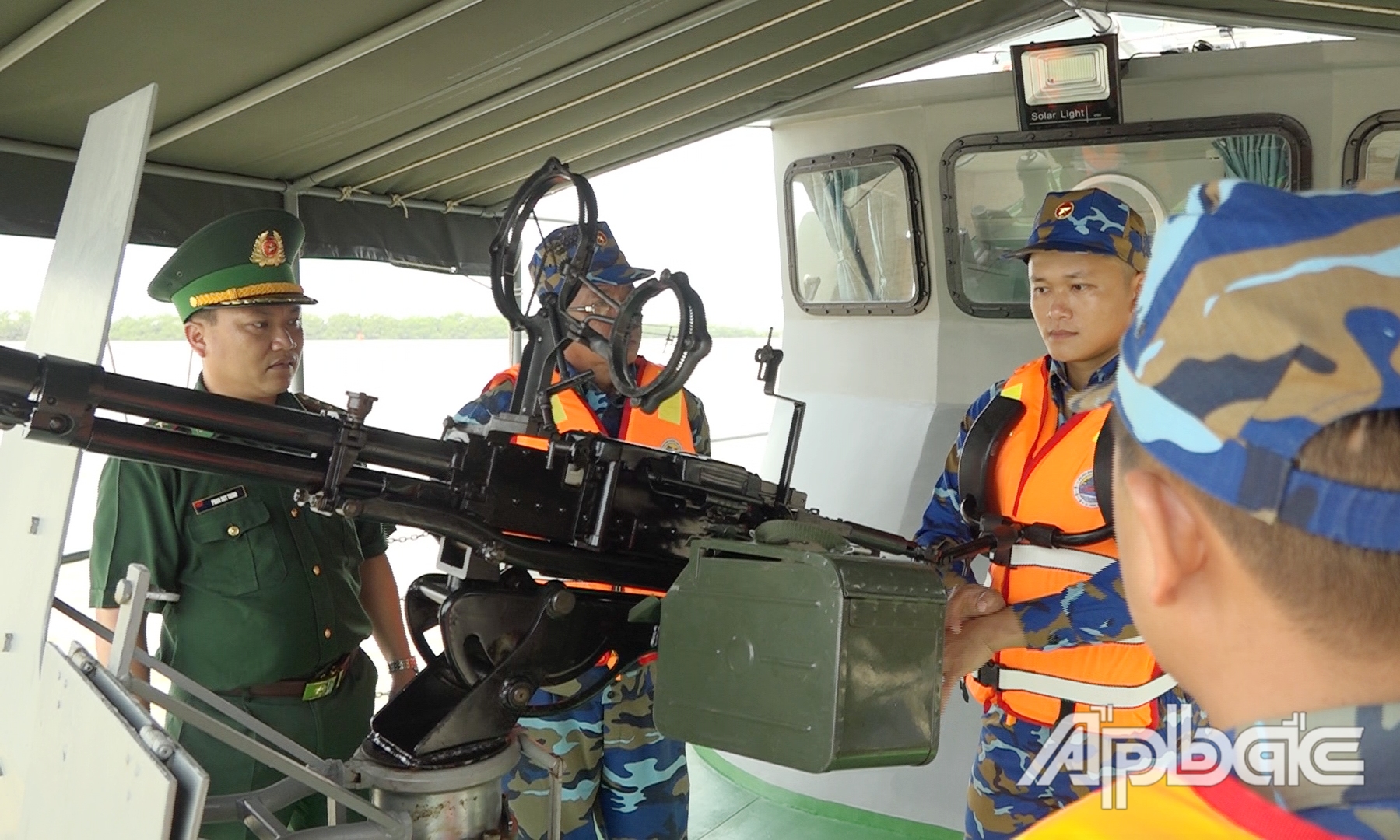 Thượng tá Phan Duy Trinh, Phó Tham mưu trưởng BĐBP Tiền Giang kiểm tra trực chiến đấu phòng không trên tàu tuần tra của Hai đội Biên phòng 2. 