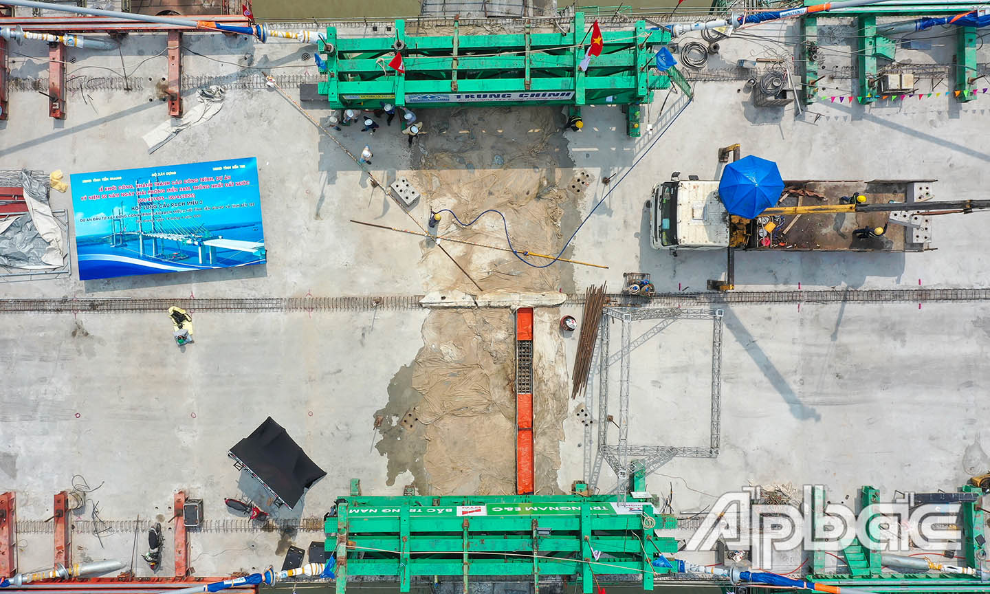 Các công đoạn đang khẩn trương.