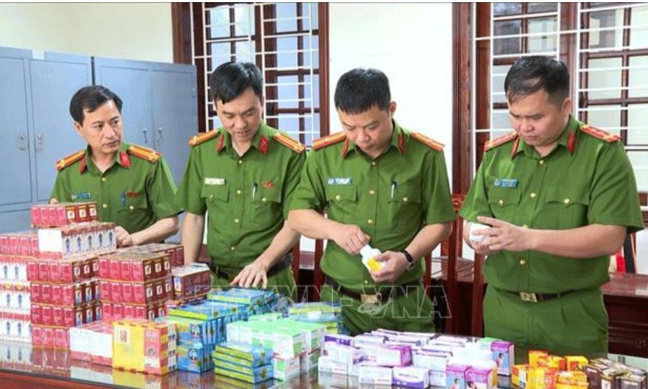 Phòng Cảnh sát kinh tế Công an tỉnh Thanh Hóa triệt phá đường dây sản xuất, buôn bán tân dược giả qui mô lớn, ngày 16/4. Ảnh: TTXVN phát