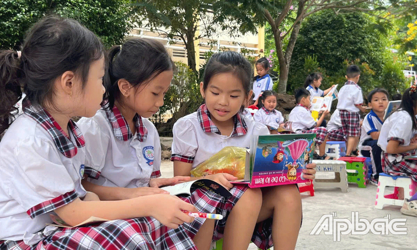 Thư viện huyện phối hợp Trường Tiểu học Hoà Định tổ chức triển lãm, trưng bày 800 đầu sánh thiếu nhi giới thiệu cho các em học sinh.