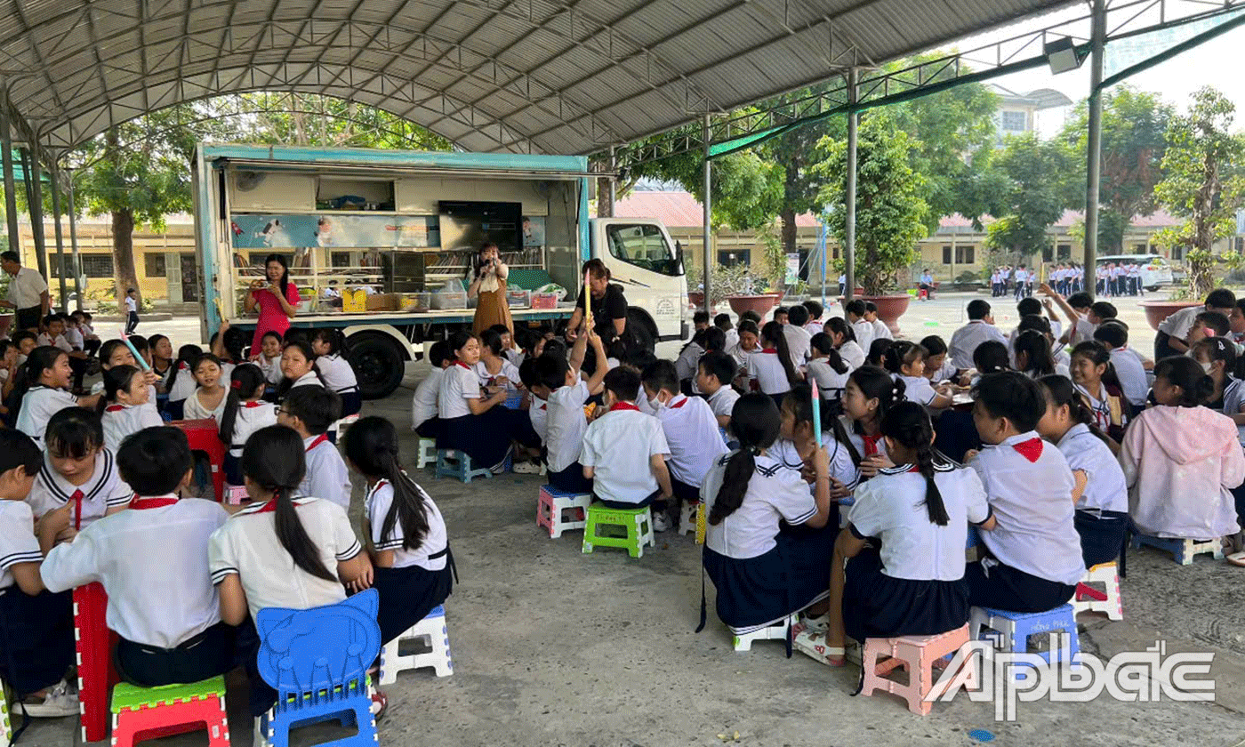 Thư viện tỉnh Tiền Giang tổ chức chuyến xe Thư viện thông minh lưu động phục vụ gần 200 em học sinh tại trường Tiểu học Thị trấn Chợ Gạo.