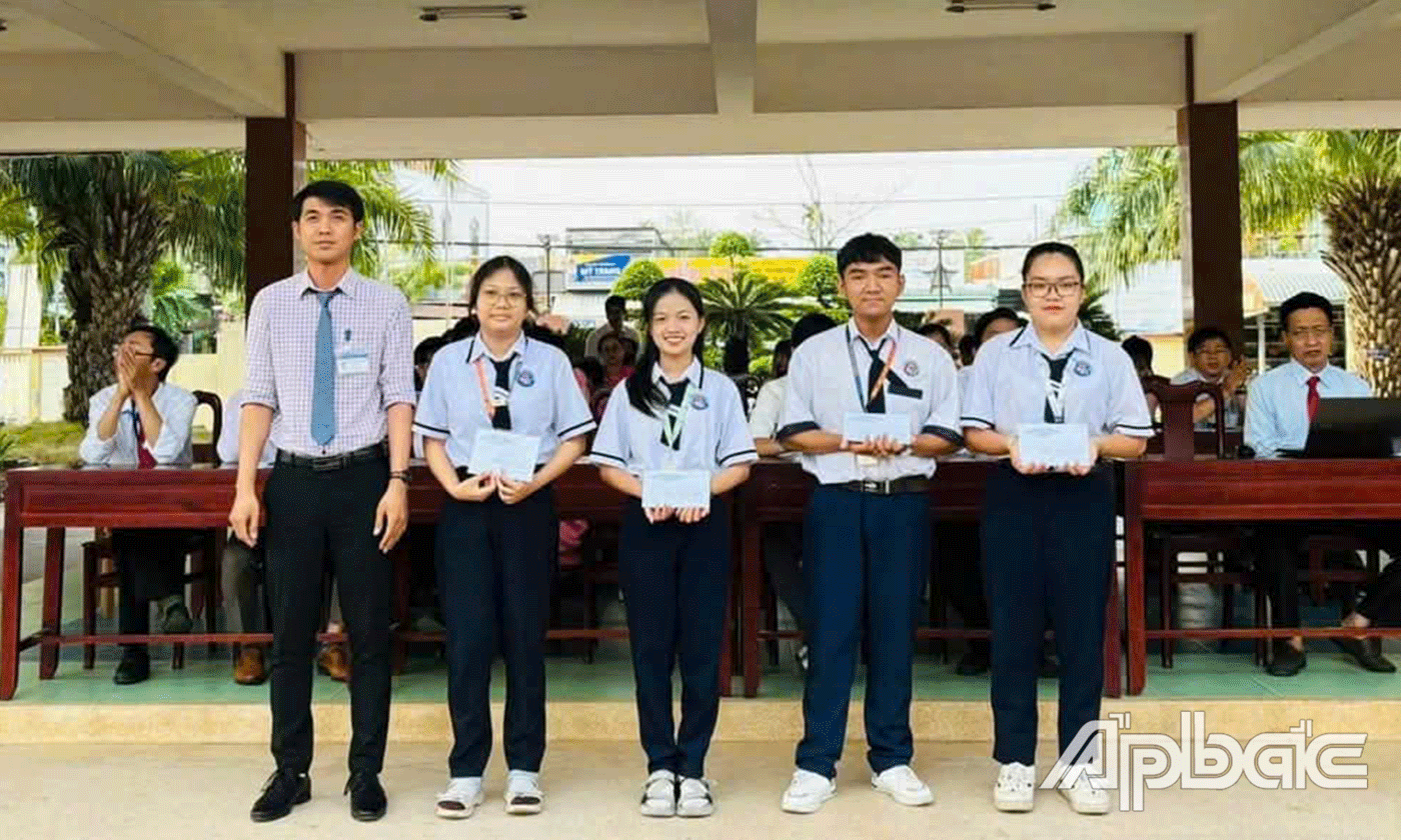 Trường THPT Chợ Gạo trao thưởng cuộc thi “Sách-người bạn của tôi”.
