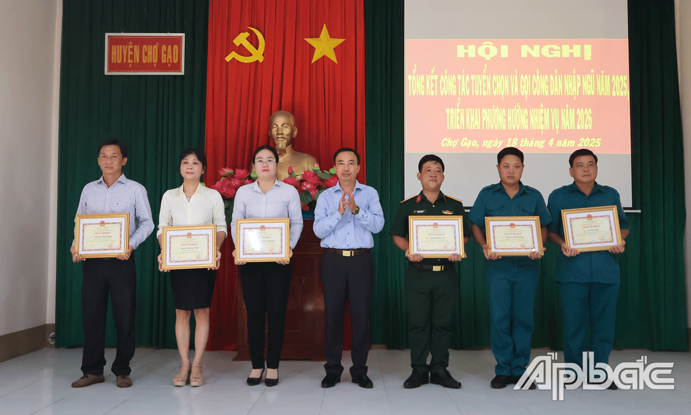 Khen thưởng các tập thể, cá nhân.
