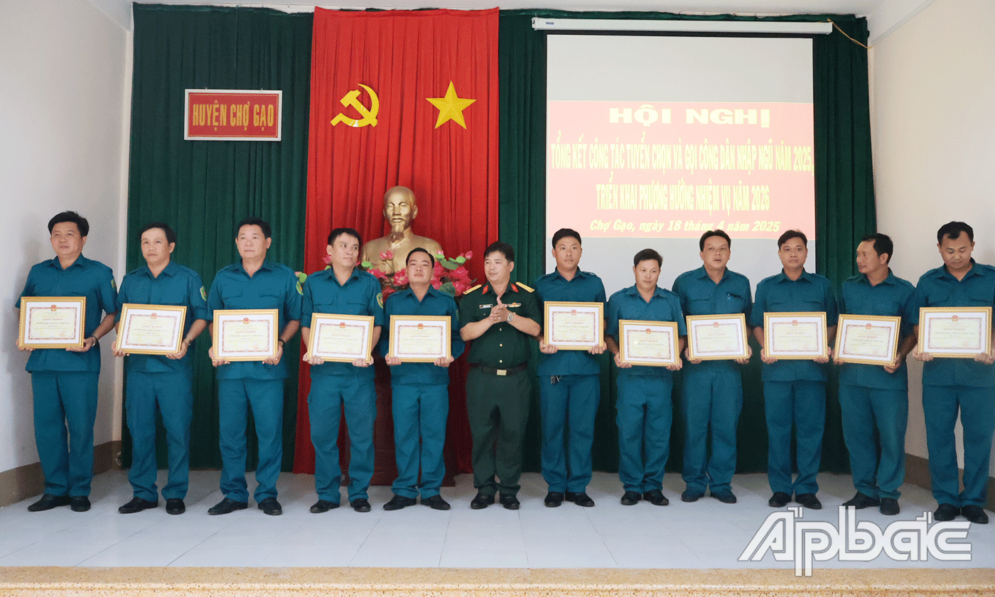 Khen thưởng các tập thể, cá nhân.