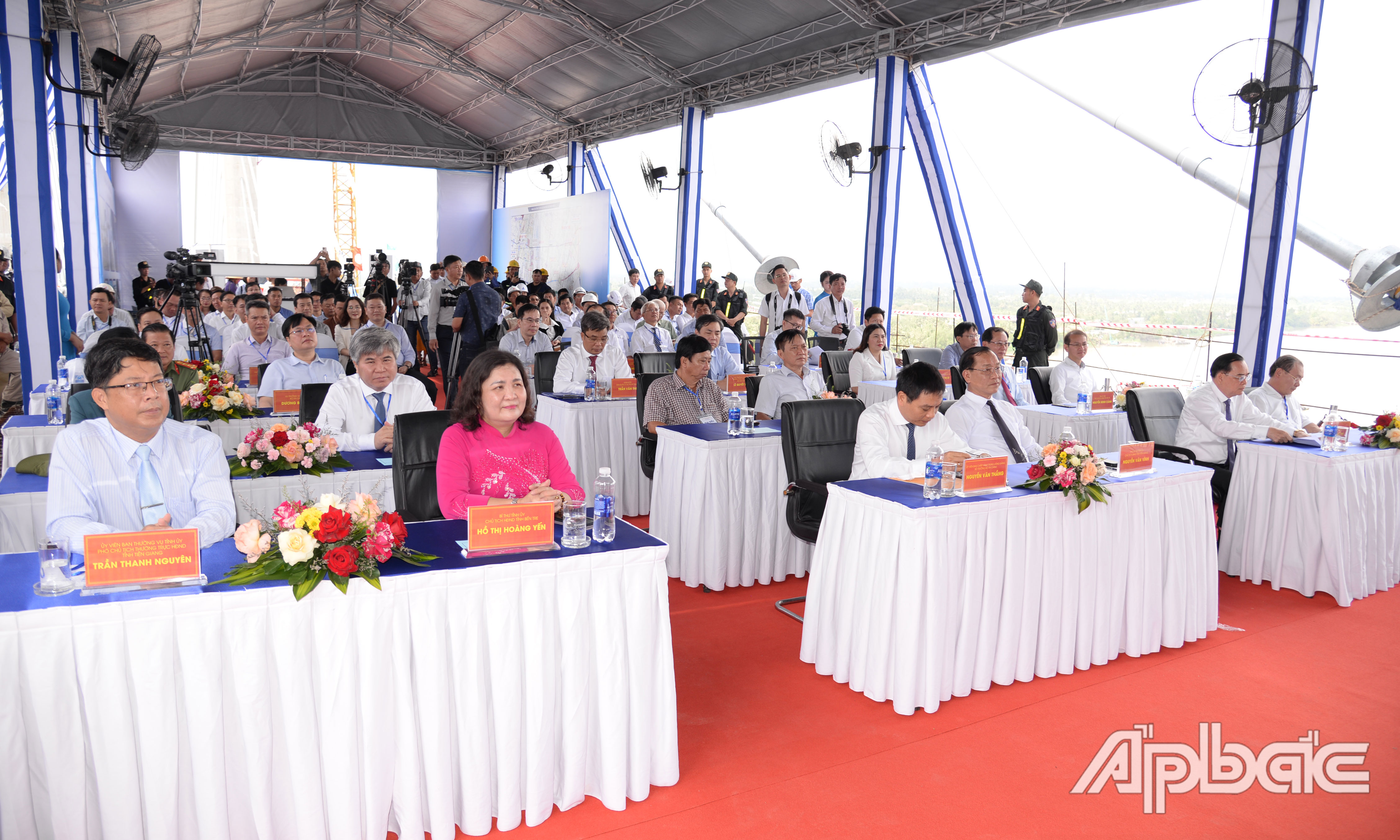 Các đại biểu tham dự Lễ hợp long cầu Rạch Miễu 2.