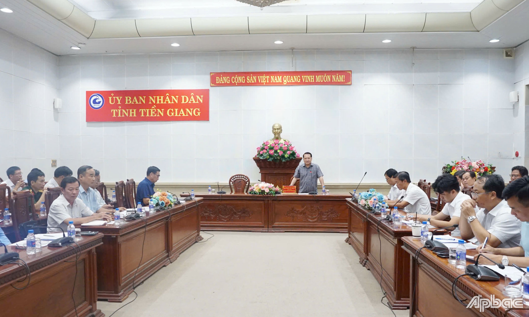 Quang cảnh cuộc họp.