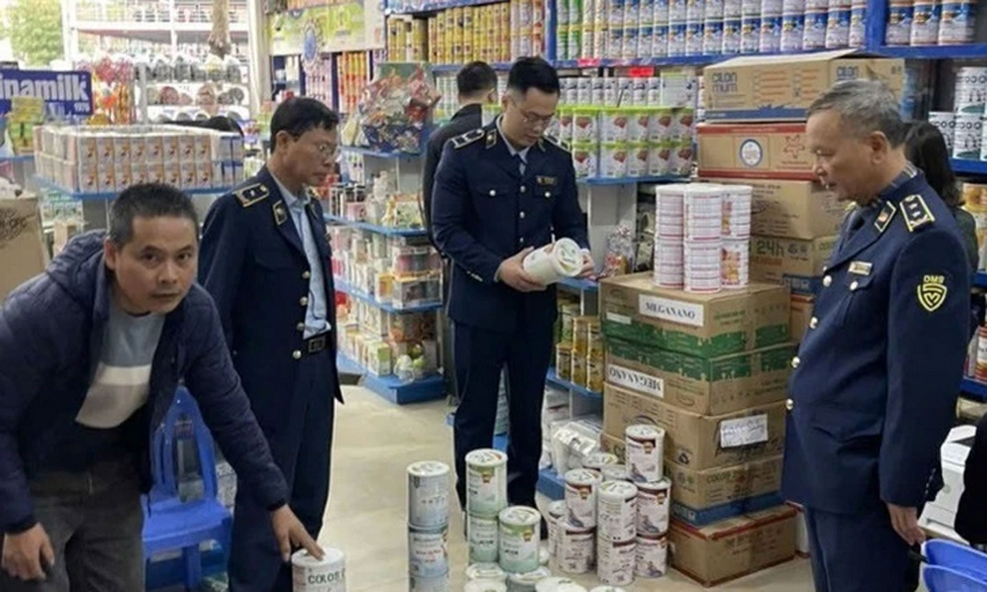 Cơ quan chức năng vừa phát hiện hai doanh nghiệp sản xuất sữa giả quy mô lớn. (Ảnh: nhandan.vn)